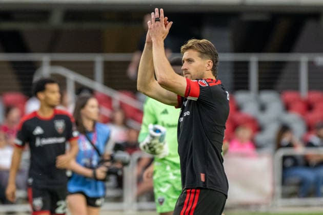 May 16, 2026, Washington, District Of Columbia, United States: Christian Benteke applauds supporters following an MLS, Fussball Herren, USA match at Audi Field. DC United Vs St. Louis CITY SC  - ZUMAk206 20260516_znp_k206_025 Copyright: xMattxKaminskyx