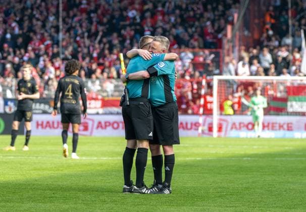 Soccer, Men, Season 2025 2026, 1 Bundesliga 34 Matchday , 1 FC Union Berlin FC Augsburg 4 0 , v l Referee Patrick Ittrich Hamburg , Assistant referee Sascha Thielert after final whistle, 16 05 2026, Copyright: xMatthiasxKochx