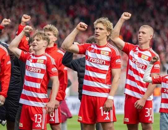 Soccer, Men, Season 2025 2026, 1 Bundesliga 34 Matchday , 1 FC Union Berlin FC Augsburg 4 0 , f l Andras Schäfer 1 FC Union , Leopold Querfeld 1 FC Union Berlin , Dmytro Bogdanov 1 FC Union Berlin , Cheering after the final whistle, 16 05 2026, Copyright: xMatthiasxKochx