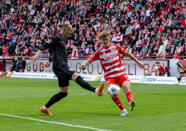 Fußball, Herren, Saison 2025 2026, 1. Bundesliga (34. Spieltag), 1. FC Union Berlin - FC Augsburg (4:0), v. l. Marius Wolf (Augsburg), Tom Rothe (1. FC Union Berlin), 16.05. 2026, Copyright: xMatthiasxKochx
