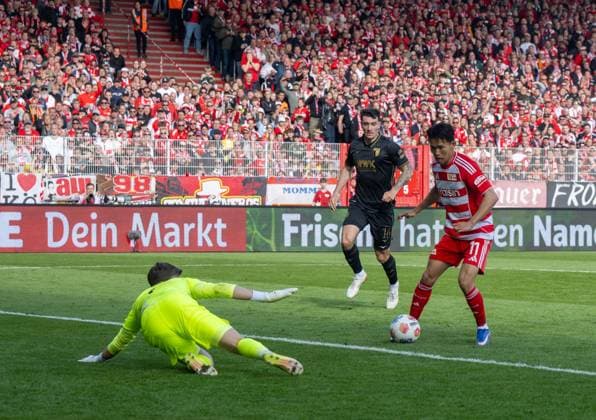 Soccer, Men, Season 2025 2026, 1 Bundesliga 34 Matchday , 1 FC Union Berlin FC Augsburg 4 0 , f l Goalkeeper Finn Dahmen FC Augsburg , Cedric Zesiger FC Augsburg , Woo Yeong Jeong Wooyeong, 1 FC Union Berlin scores the goal for 4 0, 16 05 2026, Copyright: xMatthiasxKochx