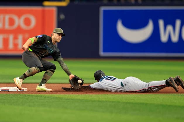 May 16, 2026, St. Petersburg, Florida, USA: Tampa Bay Rays shortstop Taylor Walls (6) tags out a stealing Miami Marlins second baseman Xavier Edwards (9) at second base during an MLB, Baseball Herren, USA game on May 16, 2026 at Tropicana Field. The Marlins beat the Rays 10-5 in 10 innings. MLB 2026: Rays 5:10 Marlins  - ZUMAh180 20260516_zsp_h180_062 Copyright: xKimxHukarix