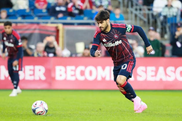 FOXBOROUGH, MA - MAY 16: Carles Gil 10 of New England Revolution runs up to shoot a penalty kick during a match between the New England Revolution and Minnesota United FC on May 16, 2026 at Gillette Stadium in Foxborough, Massachusetts. (Photo by Summer Lamont Icon Sportswire) SOCCER: MAY 16 MLS, Fussball Herren, USA New England Revolution vs Minnesota United FC EDITORIAL USE ONLY Icon260516002