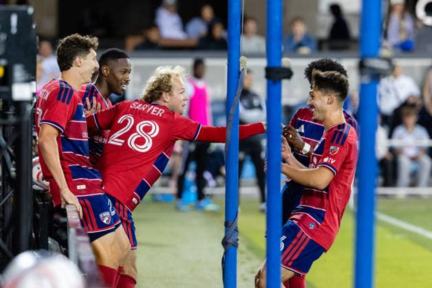 SAN JOSE, CA - MAY 16: Samuel Sarver 28 of FC Dallas celebrates a goal with teammates in the second half of a match against the San Jose Earthquakes on May 16, 2026 at PayPal Park in San Jose, CA. (Photo by Matthew Huang Icon Sportswire) SOCCER: MAY 16 MLS, Fussball Herren, USA San Jose Earthquakes vs FC Dallas EDITORIAL USE ONLY Icon260516020