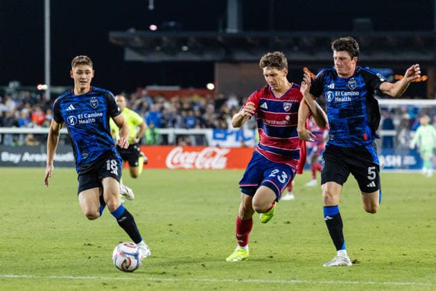 SAN JOSE, CA - MAY 16: Logan Farrington 23 of FC Dallas and Daniel Munie 5 of the San Jose Earthquakes chase the ball during a match on May 16, 2026 at PayPal Park in San Jose, CA. (Photo by Matthew Huang Icon Sportswire) SOCCER: MAY 16 MLS, Fussball Herren, USA San Jose Earthquakes vs FC Dallas EDITORIAL USE ONLY Icon260516022