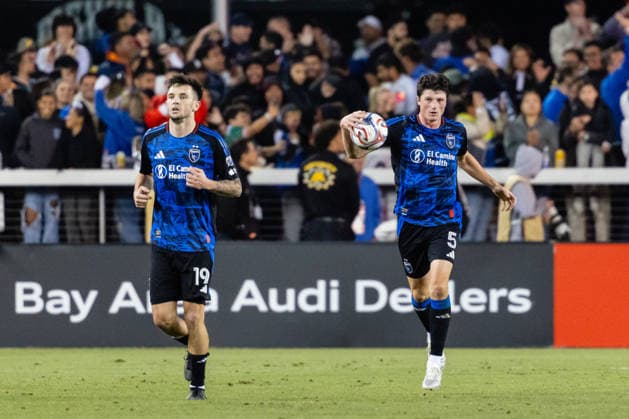 SAN JOSE, CA - MAY 16: Daniel Munie 5 of the San Jose Earthquakes carries the ball to the center of the field during a match on May 16, 2026 at PayPal Park in San Jose, CA. (Photo by Matthew Huang Icon Sportswire) SOCCER: MAY 16 MLS, Fussball Herren, USA San Jose Earthquakes vs FC Dallas EDITORIAL USE ONLY Icon260516024