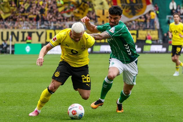 Bremen, Germany, 16 05 26, Julian Ryerson Borussia Dortmund and Cameron Puertas Werder Bremen in a duel during the match of the 1 Bundesliga between Werder Bremen Borussia Dortmund at the Weserstadion in Bremen Photo by Joachim Bywaletz DFB DFL REGULATIONS PROHIBIT ANY USE OF PHOTOGRAPHS AS IMAGE SEQUENCES AND OR QUASI VIDEO Copyright: JoachimxBywaletz xJB-Sportfoto