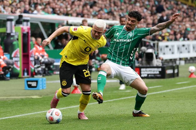 Bremen, Germany, 16 05 26, Julian Ryerson Borussia Dortmund and Cameron Puertas Werder Bremen in a duel during the match of the 1 Bundesliga between Werder Bremen Borussia Dortmund at the Weserstadion in Bremen Photo by Joachim Bywaletz DFB DFL REGULATIONS PROHIBIT ANY USE OF PHOTOGRAPHS AS IMAGE SEQUENCES AND OR QUASI VIDEO Copyright: JoachimxBywaletz xJB-Sportfoto
