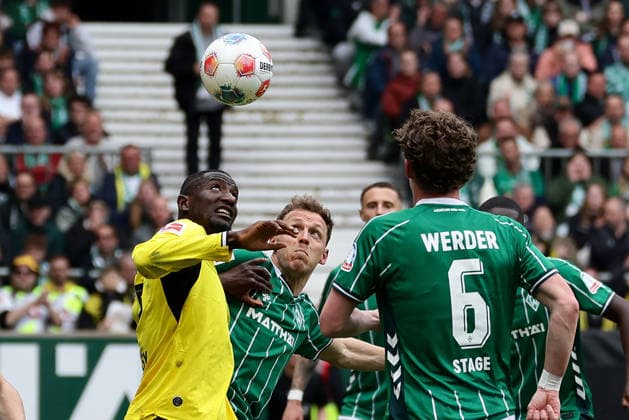 Bremen, Germany, 16 05 26, Serhou Guirassy Borussia Dortmund and Senne Lynen Werder Bremen in a duel during the match of the 1 Bundesliga between Werder Bremen Borussia Dortmund at the Weserstadion in Bremen Photo by Joachim Bywaletz DFB DFL REGULATIONS PROHIBIT ANY USE OF PHOTOGRAPHS AS IMAGE SEQUENCES AND OR QUASI VIDEO Copyright: JoachimxBywaletz xJB-Sportfoto