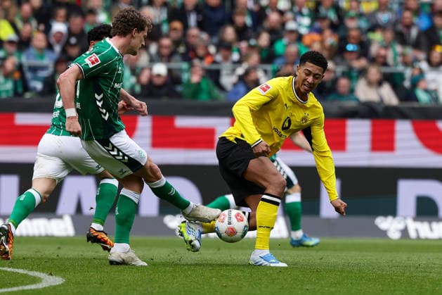 Bremen, Germany, 16 05 26, Jens Stage Werder Bremen and Jobe Bellingham Borussia Dortmund in a duel during the match of the 1 Bundesliga between Werder Bremen Borussia Dortmund at Weserstadion in Bremen Photo by Joachim Bywaletz DFB DFL REGULATIONS PROHIBIT ANY USE OF PHOTOGRAPHS AS IMAGE SEQUENCES AND OR QUASI VIDEO Copyright: JoachimxBywaletz xJB-Sportfoto