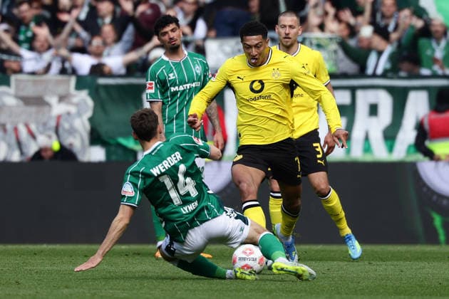 Bremen, Germany, 16 05 26, Senne Lynen Werder Bremen and Jobe Bellingham Borussia Dortmund in a duel during the match of the 1 Bundesliga between Werder Bremen Borussia Dortmund at Weserstadion in Bremen Photo by Joachim Bywaletz DFB DFL REGULATIONS PROHIBIT ANY USE OF PHOTOGRAPHS AS IMAGE SEQUENCES AND OR QUASI VIDEO Copyright: JoachimxBywaletz xJB-Sportfoto