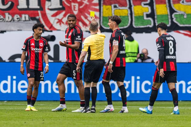 16 05 2026, xovx, Fußball Fußball Bundesliga, Eintracht Frankfurt VfB Stuttgart v l Nathaniel Brown Eintracht Frankfurt , Aurele Amenda Eintracht Frankfurt with the yellow card from referee Tobias Welz Wiesbaden , Robin Koch Eintracht Frankfurt , Fares Chaibi Eintracht Frankfurt DFL DFB REGULATIONS PROHIBIT ANY USE OF PHOTOGRAPHS as IMAGE SEQUENCES and or QUASI VIDEO emspor Frankfurt