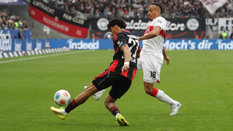 Frankfurt , Bundesliga soccer Eintracht Frankfurt vs VfB Stuttgart , from left Nathaniel Brown Fra Jamie Leweling VfB