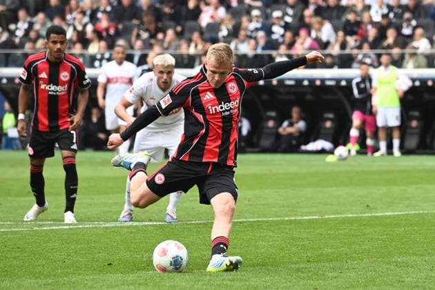 Jonathan BURKARDT F scores from the penalty spot to make it 1 2, Fußball 1 Bundesliga Saison 2025 2026, 34 Spieltag, Spieltag34, matchday34, Eintracht Frankfurt F VfB Stuttgart S 2 2 am 16 05 2026 Deutsche Bank Park Frankfurt DFL regulations prohibit any use of photographs as image sequences and or quasi video Â