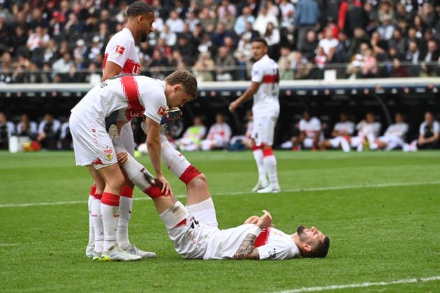 Ramon HENDRIKS S helps Jeff CHABOT S with a calf cramp, injured, injury, Fußball 1 Bundesliga Saison 2025 2026, 34 Spieltag, Spieltag34, matchday34, Eintracht Frankfurt F VfB Stuttgart S 2 2 am 16 05 2026 Deutsche Bank Park Frankfurt DFL regulations prohibit any use of photographs as image sequences and or quasi video Â