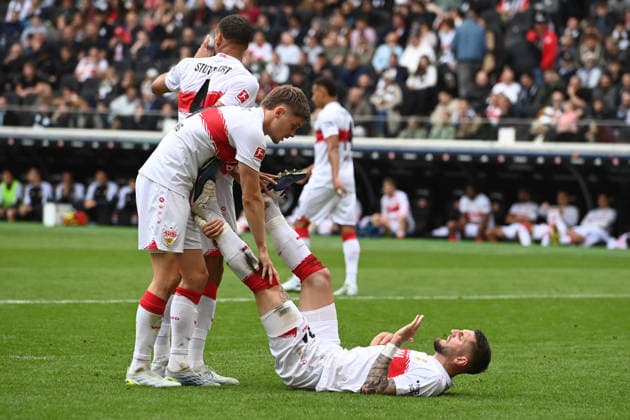 Ramon HENDRIKS S helps Jeff CHABOT S with a calf cramp, injured, injury, Fußball 1 Bundesliga Saison 2025 2026, 34 Spieltag, Spieltag34, matchday34, Eintracht Frankfurt F VfB Stuttgart S 2 2 am 16 05 2026 Deutsche Bank Park Frankfurt DFL regulations prohibit any use of photographs as image sequences and or quasi video Â