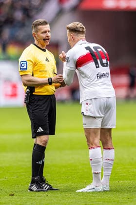 16 05 2026, xovx, Fußball Fußball Bundesliga, Eintracht Frankfurt VfB Stuttgart v l Discussion between referee Tobias Welz Wiesbaden and Chris Führich VfB Stuttgart DFL DFB REGULATIONS PROHIBIT ANY USE OF PHOTOGRAPHS as IMAGE SEQUENCES and or QUASI VIDEO emspor Frankfurt
