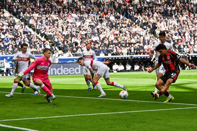 16 05 2026, xsltx, Fussball 1 Bundesliga, Eintracht Frankfurt VfB Stuttgart v l Alexander Nübel VfB Stuttgart Can Uzun Eintracht Frankfurt Torch Jose Maria Andres Baixauli VfB Stuttgart DFL DFB REGULATIONS PROHIBIT ANY USE OF PHOTOGRAPHS as IMAGE SEQUENCES and or QUASI VIDEO Frankfurt am Main