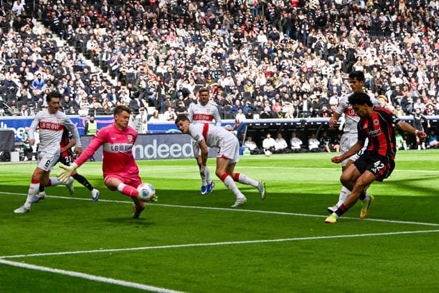 16 05 2026, xsltx, Fussball 1 Bundesliga, Eintracht Frankfurt VfB Stuttgart v l Alexander Nübel VfB Stuttgart Can Uzun Eintracht Frankfurt Torch Jose Maria Andres Baixauli VfB Stuttgart DFL DFB REGULATIONS PROHIBIT ANY USE OF PHOTOGRAPHS as IMAGE SEQUENCES and or QUASI VIDEO Frankfurt am Main