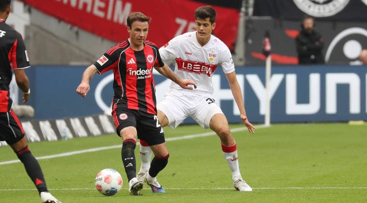 Frankfurt , Bundesliga soccer Eintracht Frankfurt vs VfB Stuttgart , from left Mario Götze Fra Chema Andres VfB