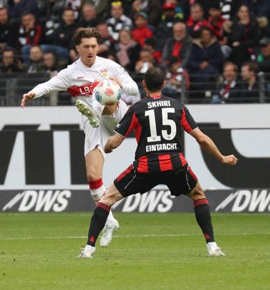 Frankfurt , Bundesliga soccer Eintracht Frankfurt vs VfB Stuttgart , from left Angelo Stiller VfB Ellyes Shkiri Fra