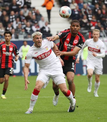 Frankfurt , Bundesliga soccer Eintracht Frankfurt vs VfB Stuttgart , from left Ermedin Demirovic VfB Aurele Amandi Fra