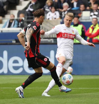 Frankfurt , Bundesliga soccer Eintracht Frankfurt vs VfB Stuttgart , from left Robin Koch Fra Chris Führich VfB
