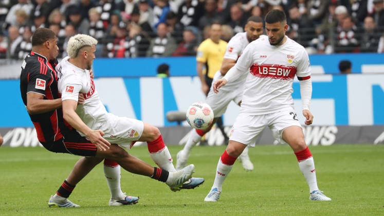 Frankfurt , Bundesliga soccer Eintracht Frankfurt vs VfB Stuttgart , from left Aurele Amenda Fra Ermedin Demirovic VfB Deniz Undav VfB