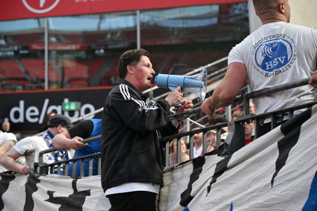 Coach Merlin Polzin Hamburger SV with megaphone at the fans 16 05 2026, Soccer 1 Bundesliga, Season 2025 2026, 34 Matchday, Bayer 04 Leverkusen Hamburger SV 1 1 DFL regulations prohibit any use of photographs as image sequences and or quasi video Leverkusen BayArena Nordrhein Westfalen Germany Team2