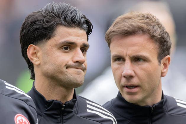 Eintracht Frankfurt VfB Stuttgart, 1 FBL Mario Götze Eintracht Frankfurt, 27 speaks to the disappointed Mahmoud Dahoud Eintracht Frankfurt, 18 Bundesliga match between Eintracht Frankfurt and VfB Stuttgart on May 16, 2026 at Deutsche Bank Park in Frankfurt am Main , Frankfurt am Main Hessen Germany Deutsche Bank Park