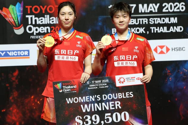 (260517) -- BANGKOK, May 17, 2026 -- Gold medalists Bao Lijing (L) Cao Zihan of China pose during the awarding ceremony after the women s doubles final match between Bao Lijing Cao Zihan of China and Iwanaga Rin Nakanishi Kie of Japan at the Thailand Open 2026 badminton tournament in Bangkok, Thailand, May 17, 2026. ) (SP)THAILAND-BANGKOK-BADMINTON-THAILAND OPEN 2026-WOMEN S DOUBLES-FINAL RachenxSageamsak 