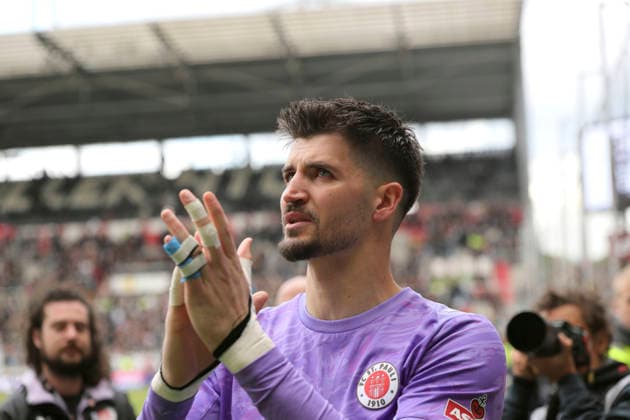 Foto : Torhüter Nikola Vasilj (Pauli) trauert noch viele Minuten nach dem Schlusspfiff und nimmt Abschied von seinen Fans und aus der ersten Liga Fussball 1. Bundesliga , 34. Spieltag am Sa. 16.05.2026 FC St. Pauli - VfL Wolfsburg *** Photo Goalkeeper Nikola Vasilj Pauli mourns for many minutes after the final whistle and says goodbye to his fans and from the first division Soccer 1 Bundesliga , 34 Matchday on Sat 16 05 2026 FC St Pauli VfL Wolfsburg
