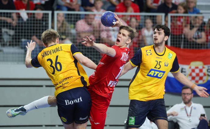 Croatia v Sweden: Internation Friendly Handball Match Matko Moslavac of Croatia shoots whilst under pressure from Love Sundewall of Sweden during the International Friendly, Länderspiel, Nationalmannschaft handball match between Croatia and Sweden at Arena Varazdin on May 16, 2026.  SanjinxStrukic PIXSELL