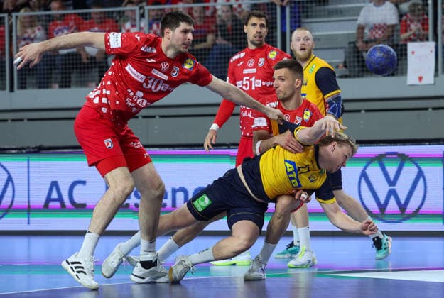 Croatia v Sweden: Internation Friendly Handball Match Axel Mansson of Sweden shoots whilst under pressure from Marko Mamic and Leon Ljevar of Croatia during the International Friendly, Länderspiel, Nationalmannschaft handball match between Croatia and Sweden at Arena Varazdin on May 16, 2026.  SanjinxStrukic PIXSELL