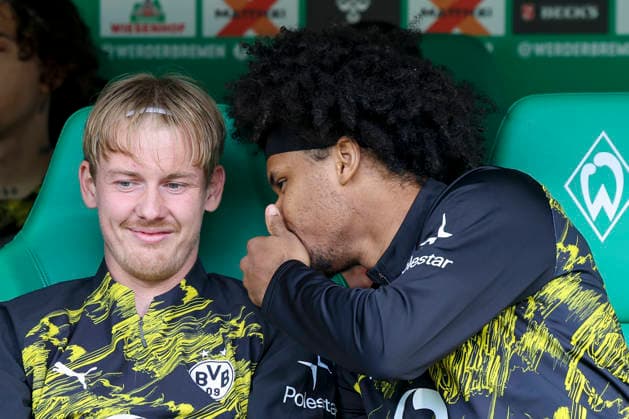 Julian Brandt (Borussia Dortmund) und Karim Adeyemi (Borussia Dortmund) unterhalten sich, Bundesliga, SV Werder Bremen v Borussia Dortmund, Weserstadion am 16. May 2026 in Bremen, Deutschland. (Foto von Marco Steinbrenner DeFodi Images) Julian Brandt (Borussia Dortmund) und Karim Adeyemi (Borussia Dortmund) talk together, Bundesliga, SV Werder Bremen v Borussia Dortmund, Weserstadion, May 16, 2026 in Bremen, Germany. (Photo by Marco Steinbrenner DeFodi Images) DFL regulations prohibit any use of photographs as image sequences and or quasi-video. - *** Julian Brandt Borussia Dortmund and Karim Adeyemi Borussia Dortmund talk together, Bundesliga, SV Werder Bremen v Borussia Dortmund, Weserstadion, May 16, 2026 in Bremen, Germany Photo by Marco Steinbrenner DeFodi Images Julian Brandt Borussia Dortmund and Karim Adeyemi Borussia Dortmund talk together, Bundesliga, SV Werder Bremen v Borussia Dortmund, Weserstadion, May 16, 2026 in Bremen, Germany Photo by Marco Steinbrenner DeFodi Images DFL regulations prohibit any use of photographs as image sequences and or quasi video