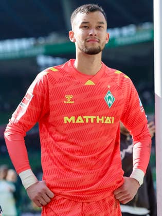 Torhueter Mio Backhaus (Werder Bremen) lacht, Bundesliga, SV Werder Bremen v Borussia Dortmund, Weserstadion am 16. May 2026 in Bremen, Deutschland. (Foto von Marco Steinbrenner DeFodi Images) Torhueter Mio Backhaus (Werder Bremen) smiles, Bundesliga, SV Werder Bremen v Borussia Dortmund, Weserstadion, May 16, 2026 in Bremen, Germany. (Photo by Marco Steinbrenner DeFodi Images) DFL regulations prohibit any use of photographs as image sequences and or quasi-video. - *** Torhueter Mio Backhaus Werder Bremen laughs, Bundesliga, SV Werder Bremen v Borussia Dortmund, Weserstadion on May 16, 2026 in Bremen, Germany Photo by Marco Steinbrenner DeFodi Images Torhueter Mio Backhaus Werder Bremen smiles, Bundesliga, SV Werder Bremen v Borussia Dortmund, Weserstadion, May 16, 2026 in Bremen, Germany Photo by Marco Steinbrenner DeFodi Images DFL regulations prohibit any use of photographs as image sequences and or quasi video