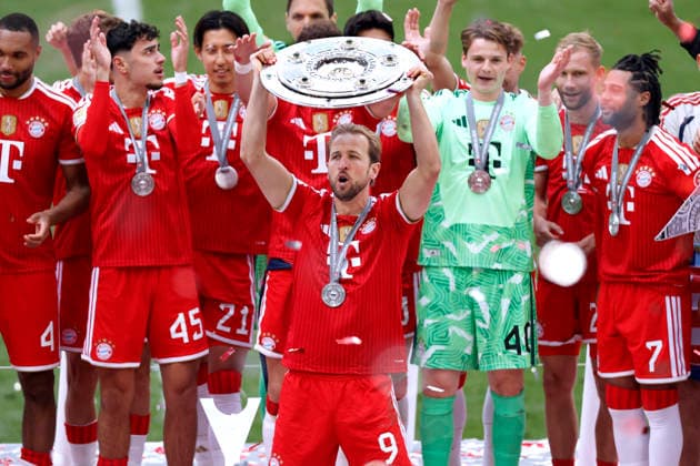 KANE Harry Team FC Bayern Muenchen bei der Siegerehrung mit der Meisterschale und der Mannschaft DFL Fussball Bundesliga Saison 2025 - 2026 Meisterfeier Deutscher Meister FC Bayern Muenchen Spiel FC Bayern Muenchen - 1.FC Koeln 5 : 1 am 16.05.2026 in Muenchen DFL REGULATIONS PROHIBIT ANY USE OF PHOTOGRAPHS as IMAGE SEQUENCES and or QUASI-VIDEO *** KANE Harry Team FC Bayern Muenchen at the award ceremony with the championship trophy and the team DFL Fussball Bundesliga Saison 2025 2026 Meisterfeier Deutscher Meister FC Bayern Muenchen Spiel FC Bayern Muenchen 1 FC Koeln 5 1 am 16 05 2026 in Muenchen DFL REGULATIONS PROHIBIT ANY USE OF PHOTOGRAPHS as IMAGE SEQUENCES and or QUASI VIDEO Copyright: xLacixPerenyix