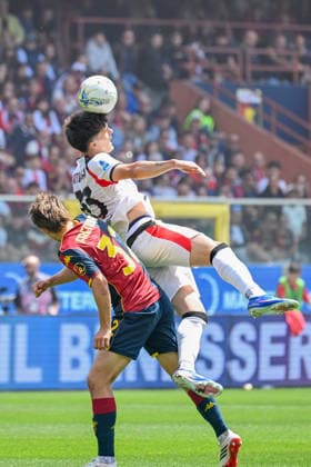 GenoaÕs Morten Frendrup fights for the ball with MilanÕs Bartesaghi during the Serie A soccer match between Genoa and Milan at the Luigi Ferraris Stadium in Genoa, Italy - Sunday, May 17, 2026. - Soccer .  Copyright: xTanoxPecoraro LaPressex