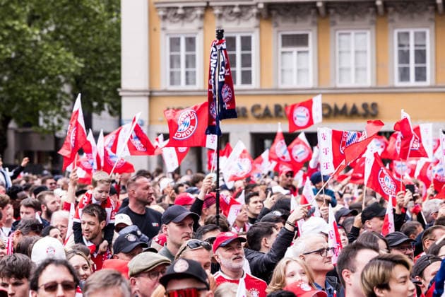 MUNICH, GERMANY - MAY 17: Fans of FC Bayern Muenchen waving flags during the Meisterfeier of FC Bayern Muenchen at Marienplatz on May 17, 2026 in Munich, Germany. Bavaria Germany Copyright: xSteffiexWunderlx