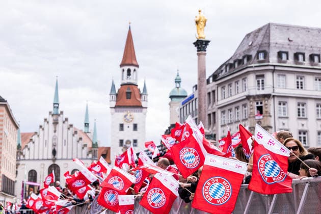 MUNICH, GERMANY - MAY 17: Fans of FC Bayern Muenchen waving flags during the Meisterfeier of FC Bayern Muenchen at Marienplatz on May 17, 2026 in Munich, Germany. Bavaria Germany Copyright: xSteffiexWunderlx