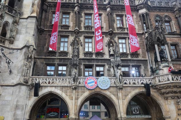 The balcony of Munich City Hall is decorated for FC Bayern Munich, GER, Reception of FC Bayern Munich at City Hall and championship celebration at Marienplatz, 17 05 2026, GER, Reception of FC Bayern Munich at City Hall and championship celebration at Marienplatz, 17 05 2026 Munich Copyright: xEibner-Pressefoto JennixMaulx EP_JML