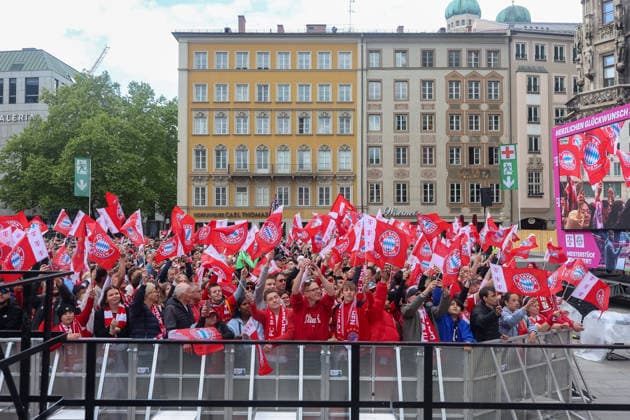 FC Bayern Muenchen fans wave flags, GER, FC Bayern Muenchen reception at the town hall and championship celebration at Marienplatz, 17 05 2026, GER, FC Bayern Muenchen reception at the town hall and championship celebration at Marienplatz, 17 05 2026 Muenchen Copyright: xEibner-Pressefoto JennixMaulx EP_JML