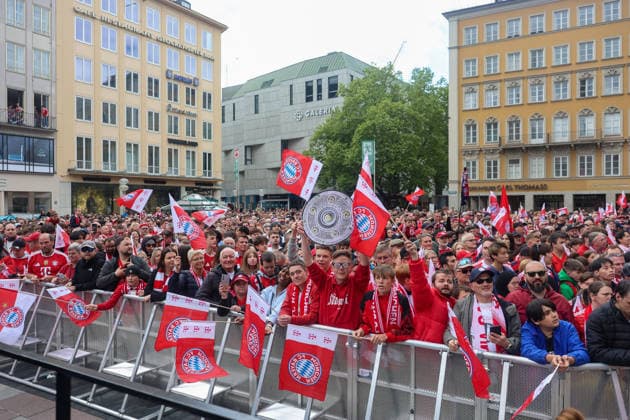 FC Bayern Muenchen fans wave flags, GER, FC Bayern Muenchen reception at the town hall and championship celebration at Marienplatz, 17 05 2026, GER, FC Bayern Muenchen reception at the town hall and championship celebration at Marienplatz, 17 05 2026 Muenchen Copyright: xEibner-Pressefoto JennixMaulx EP_JML