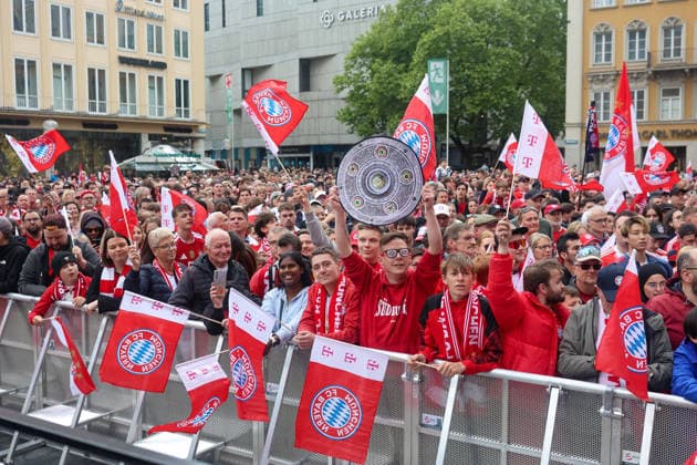 FC Bayern Muenchen fans wave flags, with championship trophy, GER, FC Bayern Muenchen reception at the town hall and championship celebration at Marienplatz, 17 05 2026, GER, FC Bayern Muenchen reception at the town hall and championship celebration at Marienplatz, 17 05 2026 Muenchen Copyright: xEibner-Pressefoto JennixMaulx EP_JML