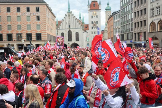 FC Bayern Muenchen fans wave flags, GER, FC Bayern Muenchen reception at the town hall and championship celebration at Marienplatz, 17 05 2026, GER, FC Bayern Muenchen reception at the town hall and championship celebration at Marienplatz, 17 05 2026 Muenchen Copyright: xEibner-Pressefoto JennixMaulx EP_JML