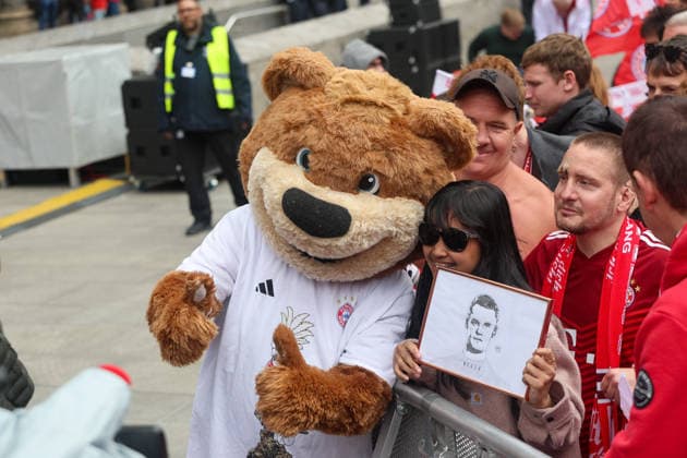 The FC Bayern Muenchen mascot Berni with fans, GER, FC Bayern Muenchen reception at the town hall and championship celebration at Marienplatz, 17 05 2026, GER, FC Bayern Muenchen reception at the town hall and championship celebration at Marienplatz, 17 05 2026 Muenchen Copyright: xEibner-Pressefoto JennixMaulx EP_JML
