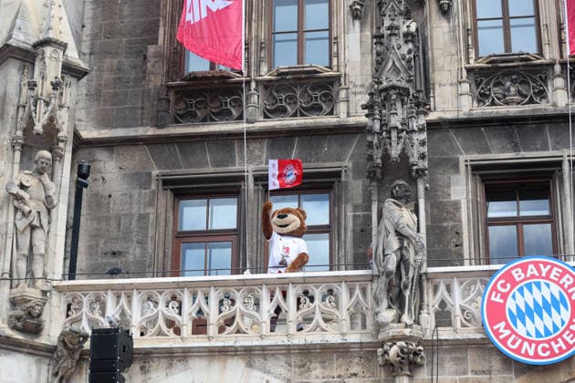 The FC Bayern Muenchen mascot Berni with a flag on the town hall balcony, GER, FC Bayern Muenchen reception at the town hall and championship celebration at Marienplatz, 17 05 2026, GER, FC Bayern Muenchen reception at the town hall and championship celebration at Marienplatz, 17 05 2026 Muenchen Copyright: xEibner-Pressefoto JennixMaulx EP_JML