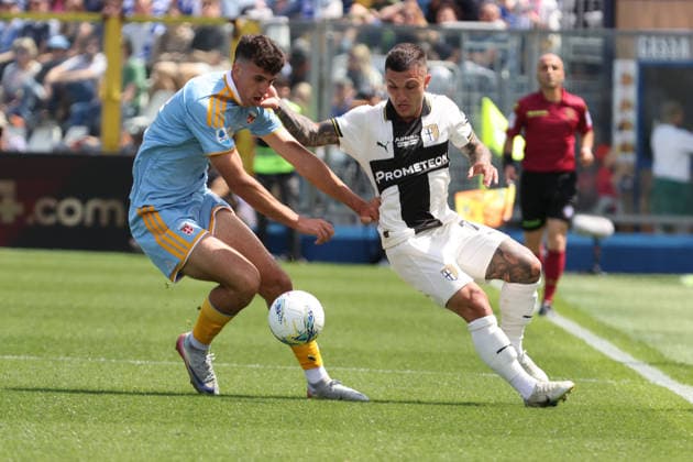 ComoÕs ComoÕs Jacobo Ramon ParmaÕs Gabriel Strefezza during the Serie A soccer match between Como and Parma at the Giuseppe Sinigaglia stadium in Como, north Italy - May 17, 2026 - Soccer.  Copyright: xAntonioxSaiai LaPressex