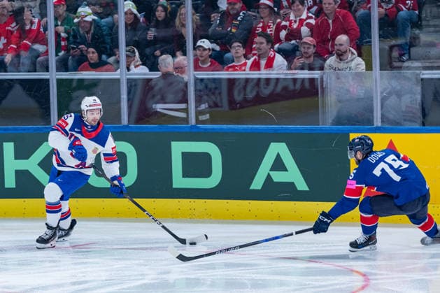 ZURICH, SWITZERLAND - MAY 17: Tommy Novak (United States, 15) in the battle for the puck with Nathanael Halbert (Great Britain, 79) during the Preliminary Round - Group A Match 11 between Great Britain and United States at the IIHF Ice hockey, Eishockey World Championship, WM, Weltmeisterschaft 2026, Swiss Life Arena on May 17, 2026 in Zurich, Switzerland. Zurich Switzerland Copyright: xTimoxSteinx