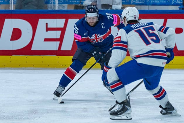 ZURICH, SWITZERLAND - MAY 17: Robert Dowd (Great Britain, 75) in the battle for the puck with Tommy Novak (United States, 15) during the Preliminary Round - Group A Match 11 between Great Britain and United States at the IIHF Ice hockey, Eishockey World Championship, WM, Weltmeisterschaft 2026, Swiss Life Arena on May 17, 2026 in Zurich, Switzerland. Zurich Switzerland Copyright: xTimoxSteinx